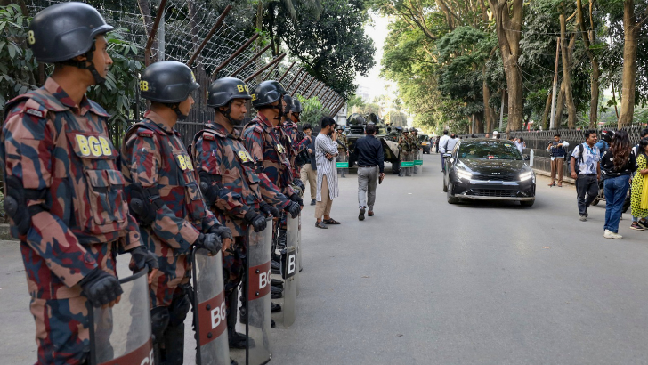 https://www.salarnews.in/public/uploads/images/newsimages/maannewsimage18112025_160127_Dhaka on alert.png